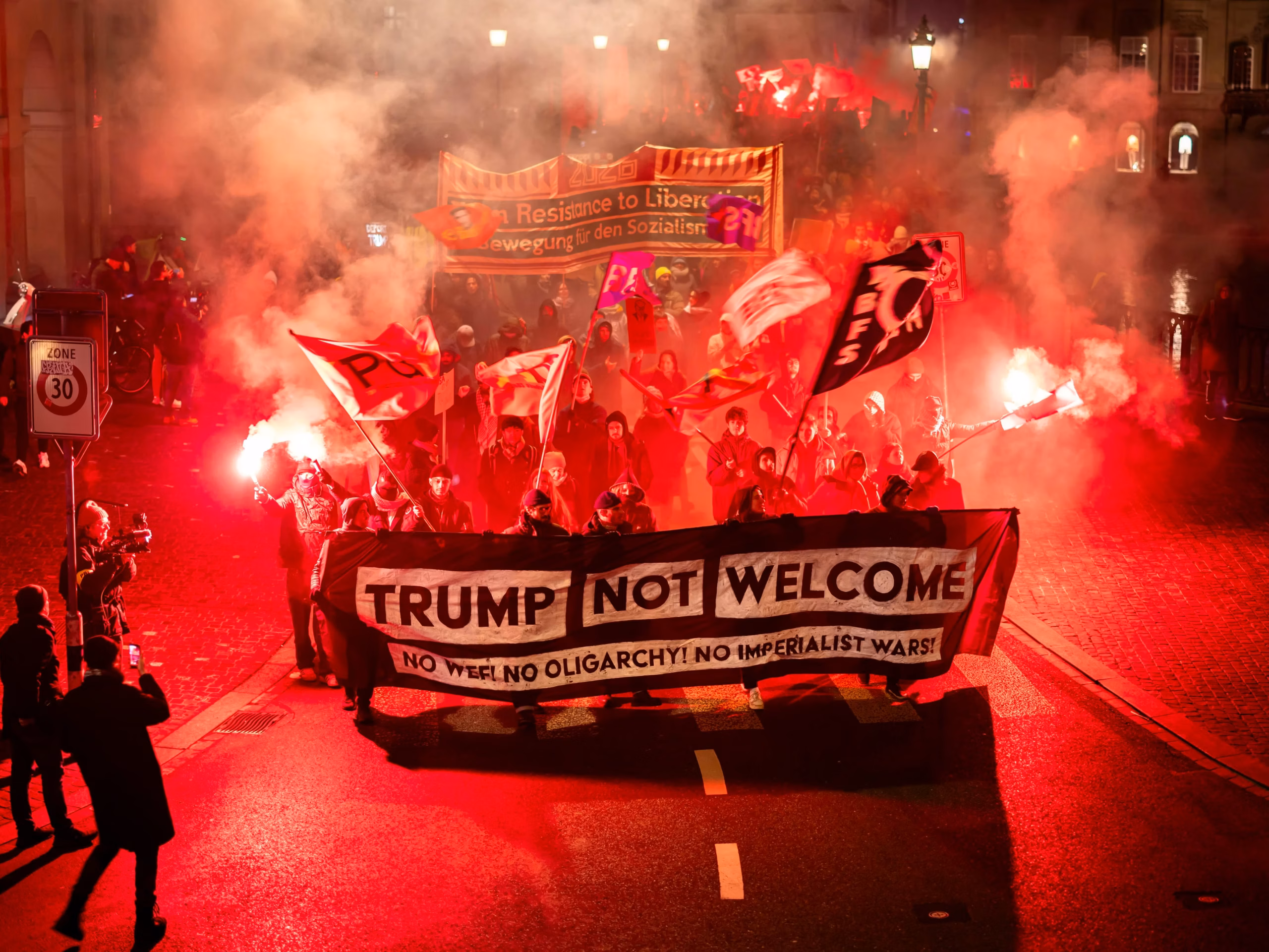 Le bal annuel des puissants s’est ouvert ce lundi à Davos, sous la houlette de deux milliardaires: Larry Fink, PDG de BlackRock, le plus grand gestionnaire d’actifs au monde; et André Hoffmann, vice-président de la multinationale helvétique Roche. 