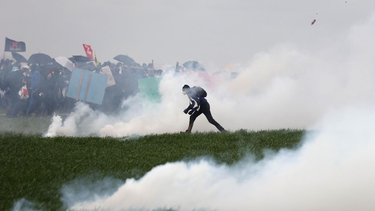 Mediapart et « Libération » révèlent des images inédites du 25 mars 2023, filmées par les caméras-piétons des gendarmes. Elles montrent des consignes prohibées et dangereuses données par la hiérarchie, un vocabulaire guerrier et une troublante satisfaction de blesser « l’adversaire ».