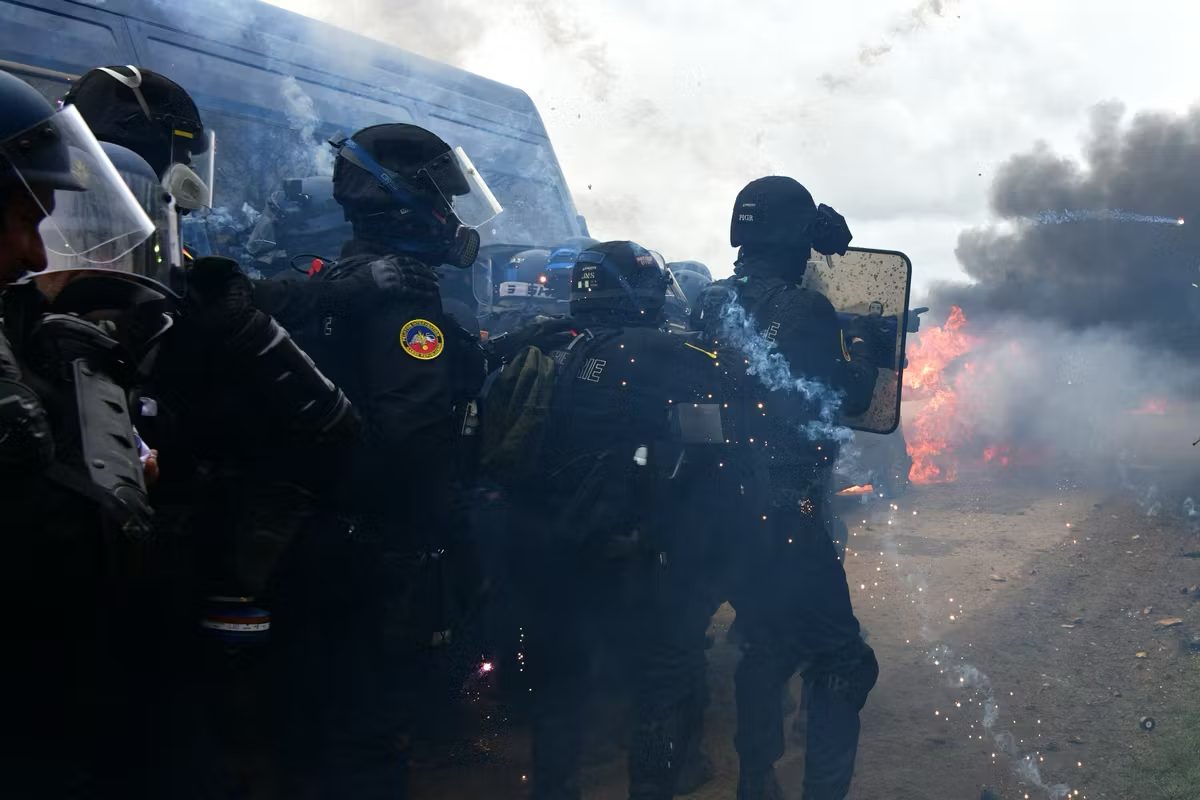 Mediapart révèle des images inédites du 25 mars 2023, filmées par les caméras-piétons des gendarmes. Elles montrent des consignes prohibées et dangereuses données par la hiérarchie, un vocabulaire guerrier et une troublante satisfaction de blesser « l’adversaire ».
